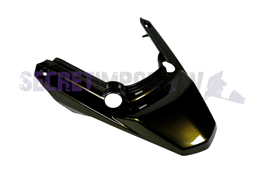 Tail Light Cover Thatch Green (Bws/Zuma 50F & 50X) 2012+ - Face Arrère Vert Chaume (Bws/Zuma 50F & 50X) 2012+ 1CD-F1741-00-P7 Voici la face arrière d'origine Yamaha OEM. Elle est de couleur vert chaume et convient pour les modèles Yamaha Bws Zuma 50F & Yamaha Bws Zuma 50FX 2012+ 50cc 4 temps Here is the original Yamaha OEM rear panel. It is thatch green in color and is suitable for Yamaha Bws Zuma 50F & Yamaha Bws Zuma 50FX 2012+ 50cc 4-stroke models.