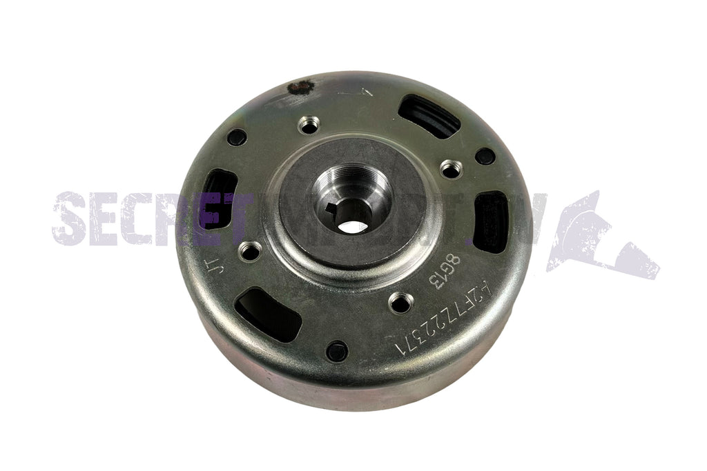 Rotor Adly OEM (ADLY GTC / GTS & GTR) 31110-116-000 Rotor d'allumgae d'orine Adly. Convient pour tout les modèles de scooter Adly 50cc. / Original Adly ignition rotor. Suitable for all Adly 50cc scooter models.