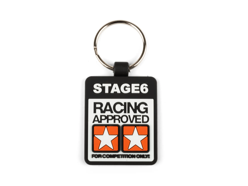 Porte clés carré en caoutchouc souple avec anneau. Gomme noire avec le logo Stage6 aux deux étoiles et l'inscription "Racing Approved".

Couleurs : Noir / Blanc / Orange
Hauteur sans anneau : 5,2 cm