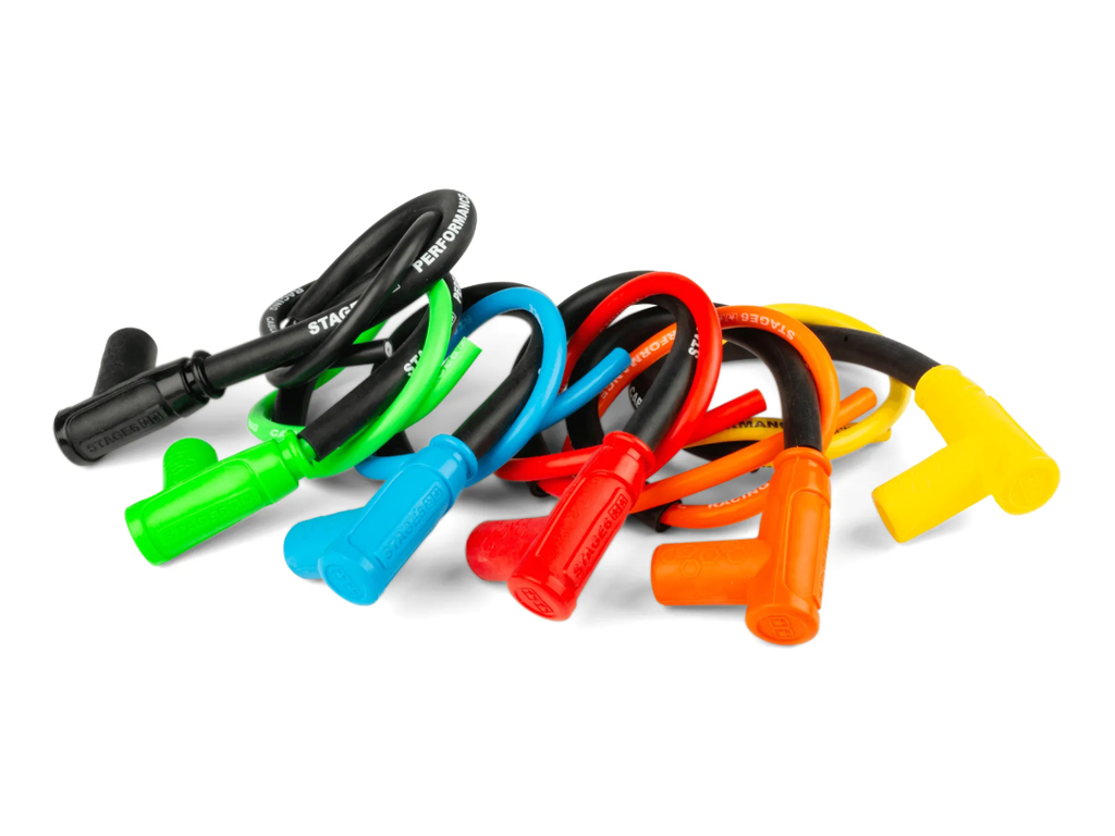 Ce câble haute tension de 50 cm intègre un fil de cuivre de 8 mm, entouré d’un revêtement en silicone isolant et renforcé par un treillis de fibres, assurant une protection efficace contre les arcs électriques, même en milieu humide. Il est également équipé d’un caoutchouc renforcé à positionner près du cylindre. Son revêtement extérieur en silicone coloré, siglé Stage6, ajoute une touche de style à votre deux-roues.
