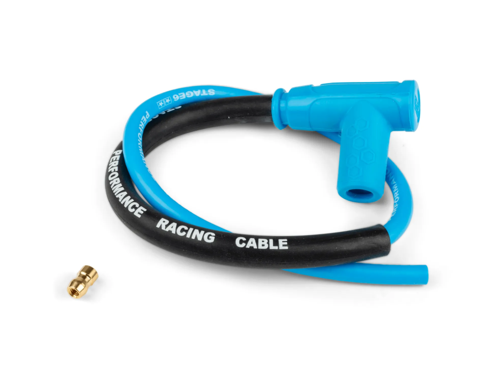 Ce câble haute tension de 50 cm intègre un fil de cuivre de 8 mm, entouré d’un revêtement en silicone isolant et renforcé par un treillis de fibres, assurant une protection efficace contre les arcs électriques, même en milieu humide. Il est également équipé d’un caoutchouc renforcé à positionner près du cylindre. Son revêtement extérieur en silicone coloré, siglé Stage6, ajoute une touche de style à votre deux-roues.
