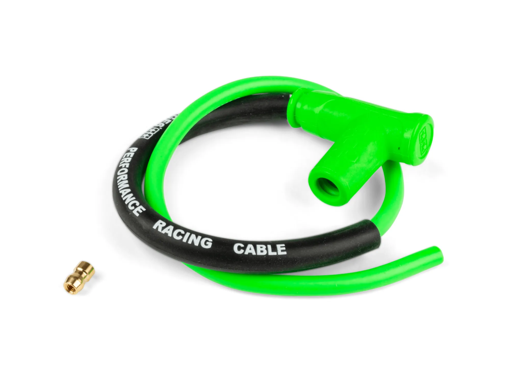 Ce câble haute tension de 50 cm intègre un fil de cuivre de 8 mm, entouré d’un revêtement en silicone isolant et renforcé par un treillis de fibres, assurant une protection efficace contre les arcs électriques, même en milieu humide. Il est également équipé d’un caoutchouc renforcé à positionner près du cylindre. Son revêtement extérieur en silicone coloré, siglé Stage6, ajoute une touche de style à votre deux-roues.