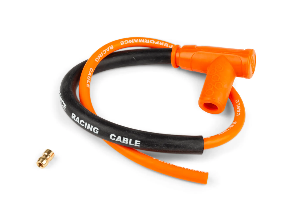 Ce câble haute tension de 50 cm intègre un fil de cuivre de 8 mm, entouré d’un revêtement en silicone isolant et renforcé par un treillis de fibres, assurant une protection efficace contre les arcs électriques, même en milieu humide. Il est également équipé d’un caoutchouc renforcé à positionner près du cylindre. Son revêtement extérieur en silicone coloré, siglé Stage6, ajoute une touche de style à votre deux-roues.