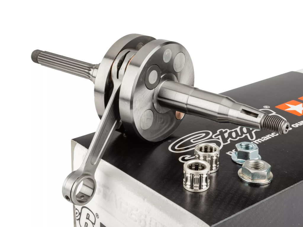 Meticulously balanced high-end full-circle crankshaft with tungsten inserts that can be used with cylinders with 90mm connecting rods and 44mm stroke.

The tuning crankshaft features precision manufacturing and adherence to tight tolerances. The forged, then CNC-milled connecting rod is extremely resistant and offers maximum strength for use in racing engines, while at the same time optimizing the flow characteristics.