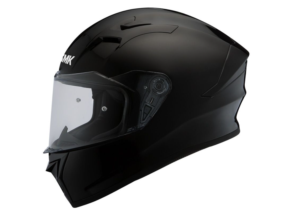 Ce casque intégral est fabriqué avec des matériaux de dernière génération pour un maximum de sécurité et de style. Il se caractérise par des contours audacieux et un design fort et agressif. Son poids léger et son ajustement supérieur offrent aux pilotes un grand confort, même pendant une longue durée d'utilisation. La visière extra large, remplaçable en une seule pression, offre une excellente vue sur la route. Un système de ventilation efficace avec des prises d'air canalisées sur la mentonnière et le des