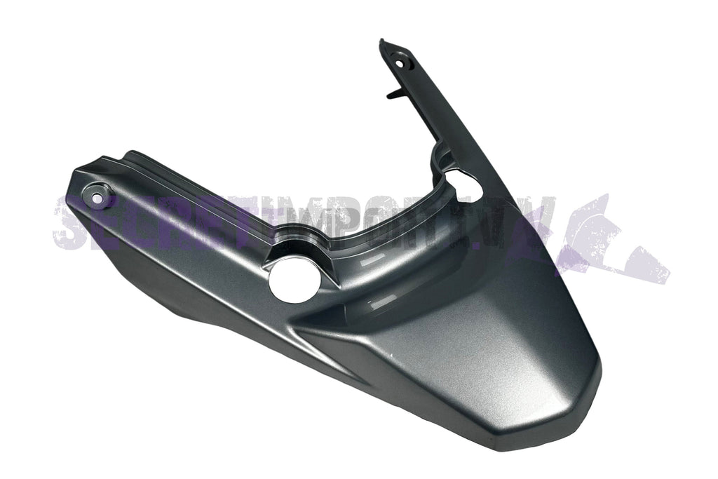 Tail Light Cover Light Grey (Bws/Zuma 50F & 50X) 2012+ - Face Arrière Gris Pale (Bws/Zuma 50F & 50X) 2012+  1CD-F1741-00-P9 Voici la face arrière d'origine Yamaha OEM. Elle est de couleur gris pale et convient pour les modèles Yamaha Bws Zuma 50F & Yamaha Bws Zuma 50FX 2012+ 50cc 4 temps. Here is the original Yamaha OEM rear panel. It is pale gray in color and is suitable for Yamaha Bws Zuma 50F & Yamaha Bws Zuma 50FX 2012+ 50cc 4-stroke models.