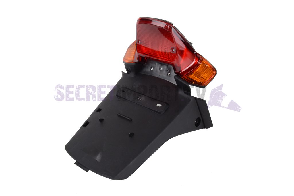 Tail Light Yamaha (Bws 2002-2011)Feu arrière complet pour Yamaha BWS 2002-2011. Les clignotants sont encastrés à l'intérieur. Le kit inclus la lumières, les clignotants et le connecteur, parfois sur certaine lumière, il faut interchangé les fils bleu et jaune.Plastique pour BWS 2002-2011. Tail Light Yamaha (BWS/ZUMA 2002-2011) - Lumière Complete Arrière Yamaha